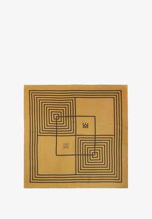 Silk tørklæde med en sennepsfarvet baggrund og markante sorte koncentriske firkantede mønstre samt to logo accenter i modstående hjørner.