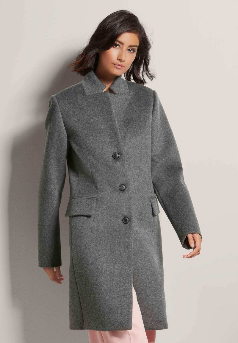 Grijze wollen jas met een notch-kraag, zes zwarte knopen, twee zijzakken en een rechte pasvorm. Soepele textuur en op maat gemaakte fit.