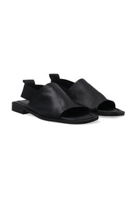 Schwarze Ledersandalen mit offenen Zehen, schrägem Oberdesign, elastischem Fersenriemen und flacher Sohle. Matte Oberfläche ohne erkennbare Muster.