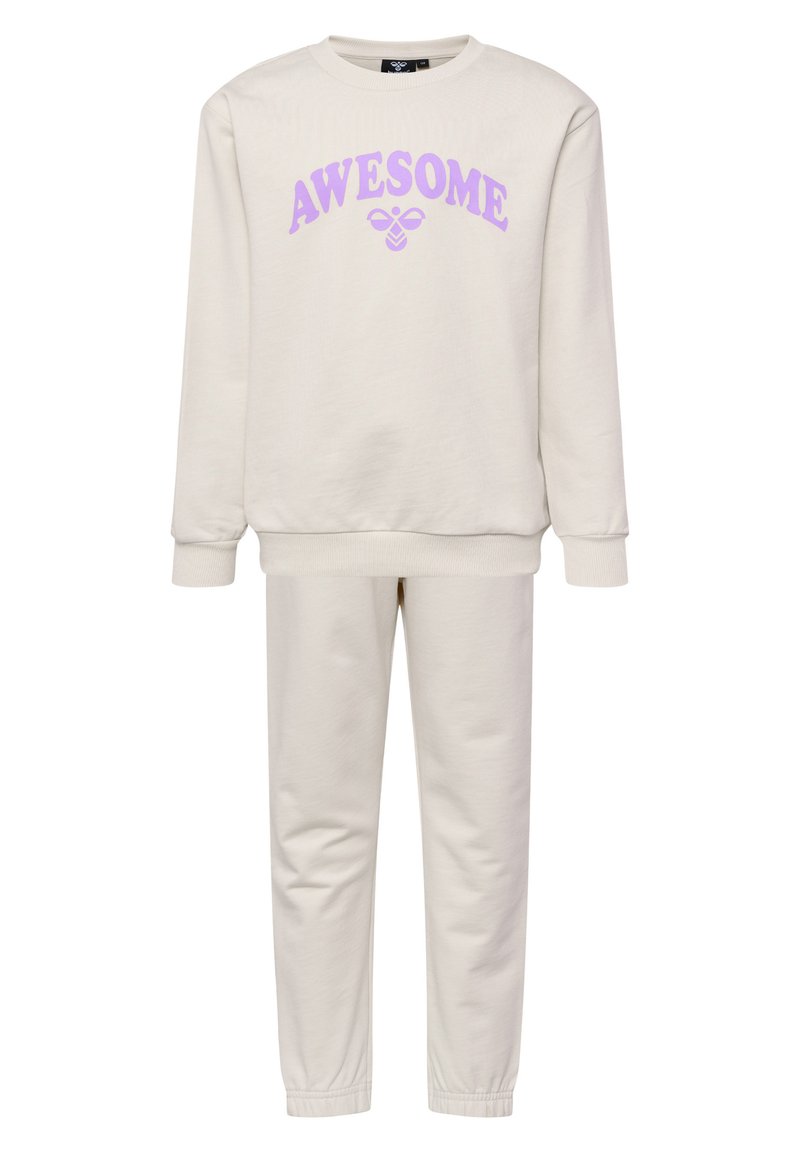 Krämenfärgad sweatshirt och joggers set. Sweatshirten har "AWESOME" i lavendel, ribbade ärmmuddar och rund hals. Joggers har elastisk midja.
