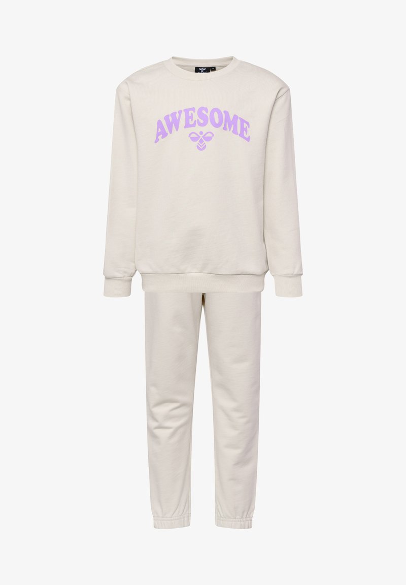 Krämenfärgad sweatshirt och joggers set. Sweatshirten har "AWESOME" i lavendel, ribbade ärmmuddar och rund hals. Joggers har elastisk midja.
