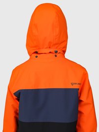 Persona che indossa una giacca a blocchi di colore con cappuccio arancione, parte superiore arancione, sezione centrale blu navy e parte posteriore nera, con un piccolo logo sulla spalla.