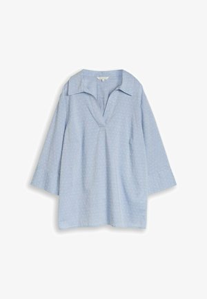 Lichtblauwe blouse met lange mouwen, een brede kraag, V-hals en een subtiel wit gestippeld patroon op een lichtgewicht stof.