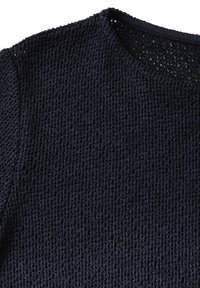 Stickad marinblå tröja med ett strukturerat mönster, rund halsringning och ribbad kant. Lös passform och lätt material som är lämpligt för lager-på-lager.