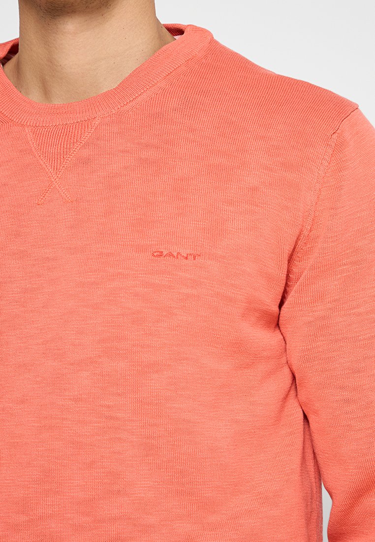 Korallenfarbener Rundhals-Sweatshirt aus geripptem Stoff. Mit einem passenden korallenfarbigen GANT-Logo in Stickerei auf der linken unteren Seite.