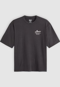 Camiseta de algodón negra con cuello redondo, mangas cortas y detalles del logo impreso en blanco en la parte superior izquierda del pecho. Textura suave, ajuste relajado.
