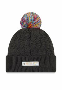 Berretto lavorato a maglia grigio scuro con un motivo intrecciato, dotato di un pom pon multicolore sulla sommità e di una toppa con il logo "CRUCIAL CATCH INTERCEPT CANCER."