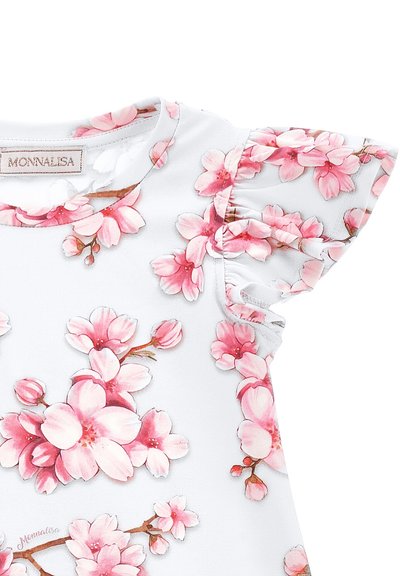 Abito bianco con stampa di fiori di ciliegio rosa, dotato di maniche arricciate e scollatura rotonda. Etichetta del brand visibile nella parte superiore.