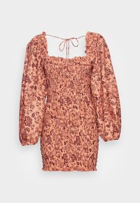 Vestido estampado de flores em pêssego com mangas bufantes, corpete franzido, cintura elástica e detalhe de laço na gola. Textura de tecido suave.