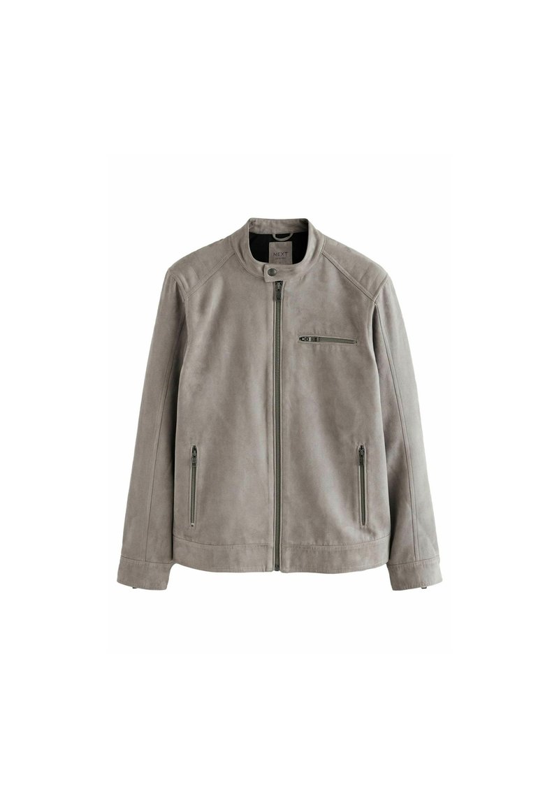Chaqueta de ante gris con cuello alzado, cierre frontal con cremallera y dos cremalleras laterales. Textura suave con mínimos detalles de costura.