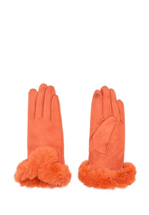 Un paio di guanti in suede arancione con polsini di pelliccia soffice, un guanto presenta un piccolo dettaglio floreale vicino al dito indice.