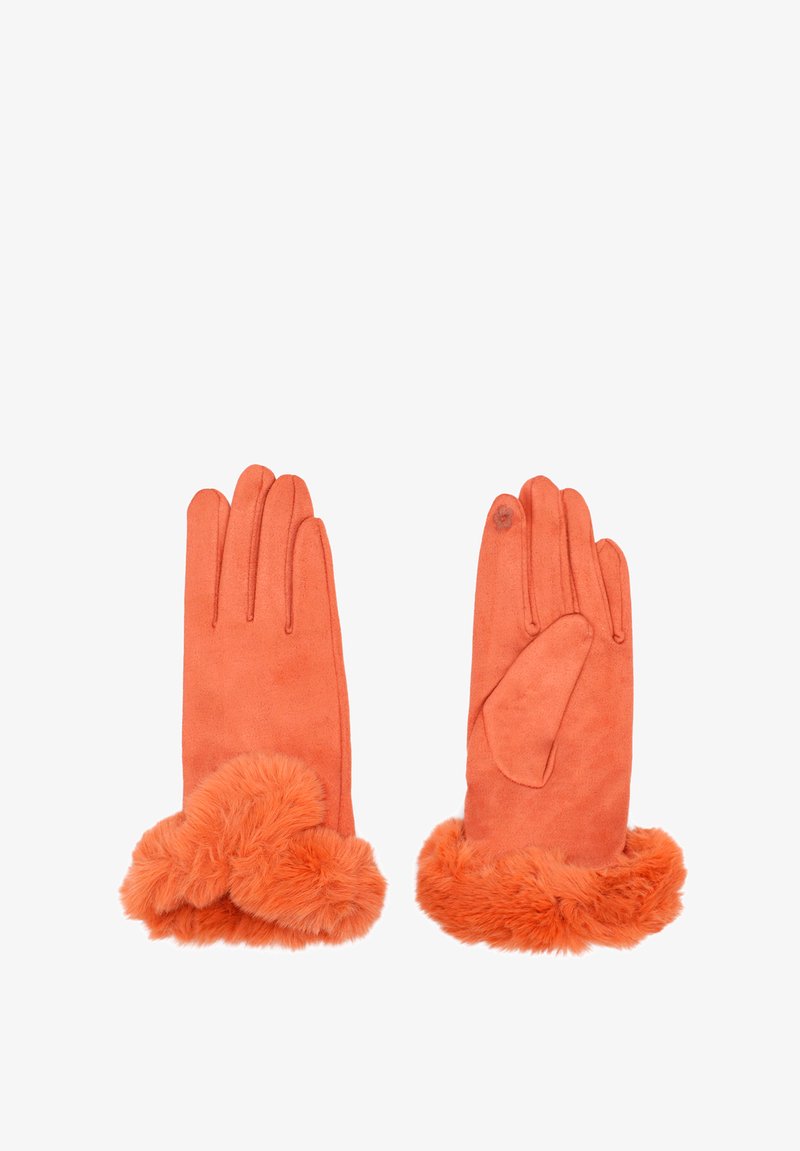 Un paio di guanti in suede arancione con polsini di pelliccia soffice, un guanto presenta un piccolo dettaglio floreale vicino al dito indice.