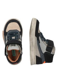 Hoge sneakers met een mix van zwart suede, grijze mesh en beige textiel. Klittenbandsluiting en veters, met een rubberen zool en oranje accent.