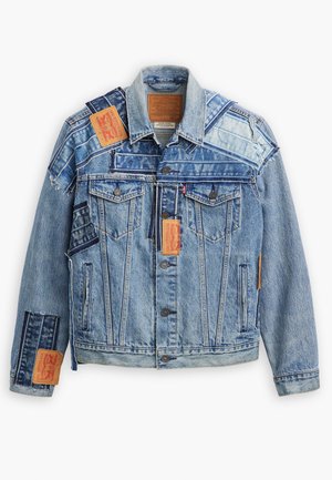 Niebieska kurtka dżinsowa z mieszanką jasnych i ciemnych odcieni. Posiada dwie kieszenie na piersi, zapięcia na guziki oraz wiele przeszyć. Teksturowany materiał.