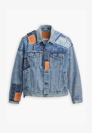 Niebieska kurtka dżinsowa z mieszanką jasnych i ciemnych odcieni. Posiada dwie kieszenie na piersi, zapięcia na guziki oraz wiele przeszyć. Teksturowany materiał.