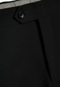 Pantaloni negri dintr-un material neted, cu închidere cu un singur nasture, pliuri frontale și o talie gri. Cusăturile sunt îngrijite și uniforme.