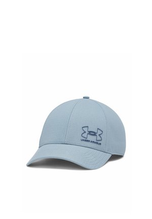 Lichtblauwe Under Armour baseballpet met gebogen klep en geborduurd logo op het voorste middelste paneel.