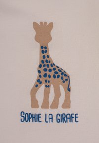 Sfondo beige con la silhouette di una giraffa marrone con macchie blu e il testo "SOPHIE LA GIRAFFE" in blu sotto il design.