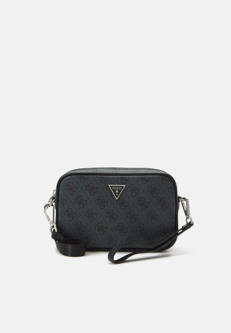 Bolso bandolera de patrón negro y gris con forma rectangular, que presenta una placa de logotipo plateada y una correa de hombro desmontable.