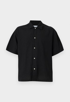 Μαύρο πουκάμισο με κοντά μανίκια κατασκευασμένο από ελαφρύ ύφασμα, με παραδοσιακό γιακά και κουμπώματα μπροστά με λευκά κουμπιά.