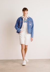 Calvin Klein Jeans SLIM - Džinsa auduma šorti - denim light