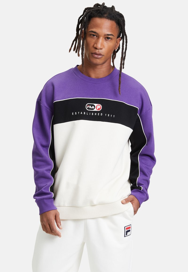 Felpa a girocollo in viola, bianco e nero; presenta polsini e orlo a costine, con il logo "FILA ESTABLISHED 1911" sul pannello frontale.
