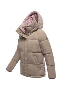 Veste beige matelassée avec une doublure rose, col haut et grande capuche. Comprend des boutons-pression et une poche latérale. Tissu texturé.