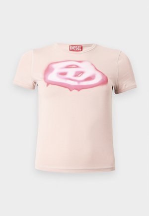 Lys rosa T-skjorte med korte ermer og abstrakt rosa og hvitt spraymalt design på brystet, samt rød Diesel-logotagg i halsen.