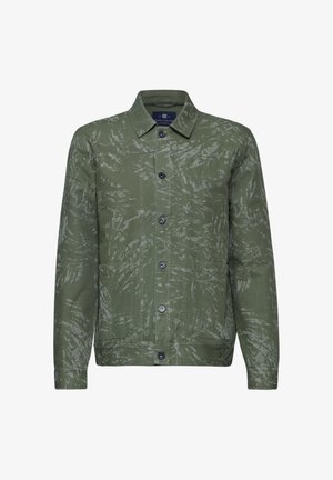 Oliivivihreä takki, jossa on teksturoitu malli, nappikiinnitys ja kaksi sivutaskua. Takissa on kauluksellinen kaula-aukko ja pitkät hihat.