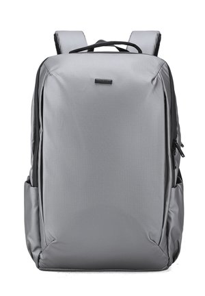Grijze rechthoekige rugzak met gewatteerde schouderbanden, bovenhandvat, zijvakken en een zijvak met rits.
