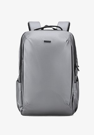 Grijze rechthoekige rugzak met gewatteerde schouderbanden, bovenhandvat, zijvakken en een zijvak met rits.
