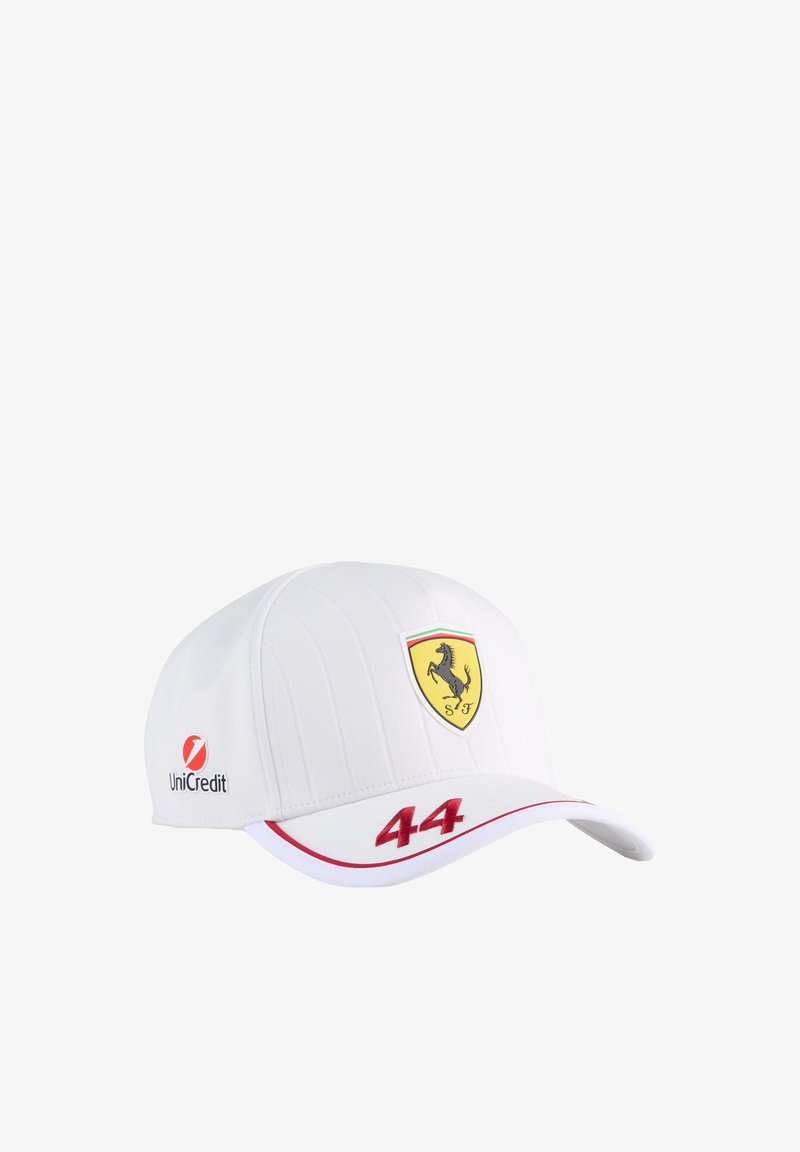 Biała czapka baseballowa z teksturowanym wzorem. Wyposażona w żółte logo Ferrari, czerwone akcenty i wyszyte na przodzie "44" w kolorze czerwonym.
