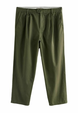 Pantaloni plisati într-o nuanță de verde măsliniu, confecționați dintr-un material neted, având închidere cu buton, curea și buzunare laterale. Croi drept, ajustat.