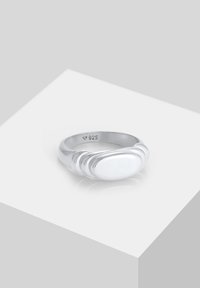 Sølvring med en glat, aflang oval top, udstyret med tre diskrete stablede bånd. Stemplet med "925" for ægthed af sterlingsølv.