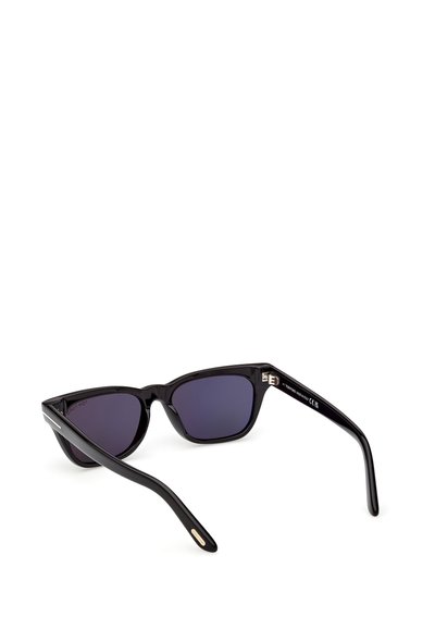 Ochelari de soare tip cat-eye cu rame din plastic negru lucios și lentile întunecate cu gradient. Au accente aurii pe sprijinurile laterale pentru un plus de detaliu.