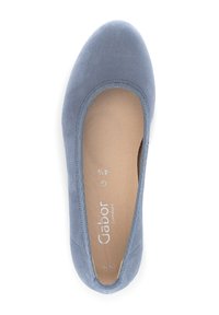 Chaussure plate en daim bleu clair avec un bout arrondi et des coutures minimalistes, dotée d'une semelle intérieure rembourrée et d'une semelle flexible pour le confort.