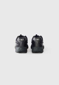 Schwarze Sportschuhe aus Mesh und synthetischem Material, mit abgerundetem Zehenbereich, Logo-Details, strukturierten Sohlen und Zuglaschen an den Fersen.