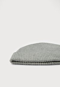 Szary dzianinowy beanie o prążkowanej fakturze i złożonym brzegu, z pionowymi liniami i gładkim wykończeniem na czubku.