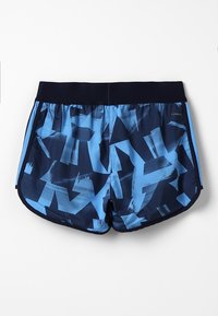 Bañador de hombre en azul oscuro con un patrón abstracto en azul más claro. Cuenta con una cinturilla elástica y franjas laterales. Textura suave.