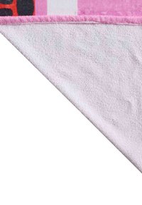 Bawełniany ręcznik plażowy w różowo-białe paski, charakteryzujący się miękką teksturą i kontrastowym, kolorowym wzorem na jednej krawędzi.