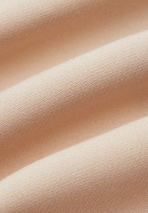 Jasnoróżowy materiał o gładkiej fakturze, z subtelnymi fałdami i delikatnym, tkanym wzorem. Materiał wydaje się miękki i elastyczny.