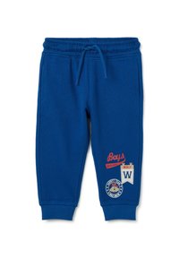 Blauwe kindersweatpants met een elastische tailleband en trekkoord, voorzien van sportthema-patches en geribde boorden.