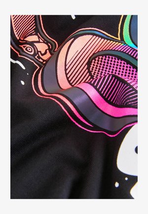 Grafischer Textilstoff mit lebendigen pinken, violetten und metallischen Mustern auf schwarzem Hintergrund, mit glattem, strukturiertem Stoff.