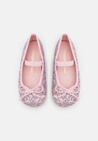 Sapatilhas de ballet em glitter rosa com bico redondo, apresentando um laço decorativo e uma fita elástica sobre o peito do pé para um ajuste seguro.