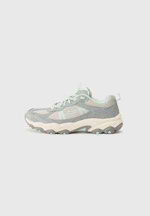 Grijze en witte Skechers-sneaker met vetersluiting aan de voorkant, een gewatteerde zool en een gestructureerd profiel, ontworpen voor buitengebruik of casual dragen.