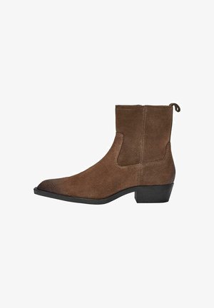 Bottine en cuir suédé marron avec un bout pointu, un petit talon, des découpes sur les côtés et une languette à l'arrière pour un enfilage facile. Semelle en caoutchouc noir lisse.