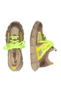Brązowo-beżowe sneakersy z neonowozielonymi akcentami, panelami z siateczki, teksturowanymi gumowymi podeszwami oraz pasującymi neonowymi sznurowadłami. Charakterystyczny projekt z grubą podeszwą.
