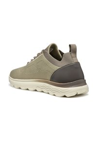 Sneakers leggeri in rete beige con un controTallone in pelle marrone, superficie texturizzata e suola in gomma rigata per una maggiore aderenza.