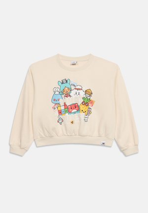 Beiges kurz geschnittenes Sweatshirt mit bunten Cartoon-Figuren, darunter ein Mädchen, Tiere und Fruchtmotive in der Mitte vorne.