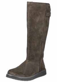 Botte en daim marron jusqu'au genou avec un bout arrondi, semelle en caoutchouc et un accent de boucle sur le côté. Présente une texture lisse et des coutures piquées.